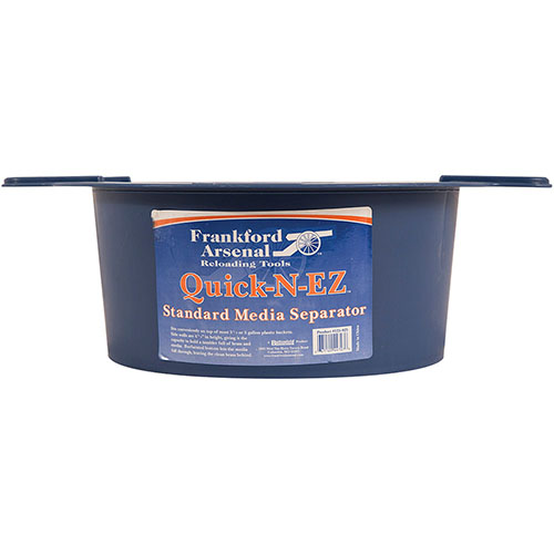 El separador Quick-n-EZ de Frankford Arsenal se coloca fácilmente sobre cubos de 3 1/2 o 5 galones, con paredes de 4 3/4" para separar el brass y el media.