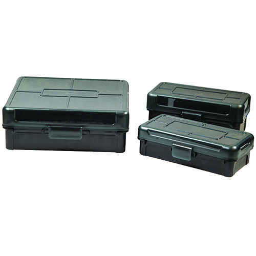 La caja de municiones Frankford Arsenal con bisagra mecánica es resistente, apilable y permite etiquetar, ideal para .17 Hornet, .22 Hornet y .30 Carbine.