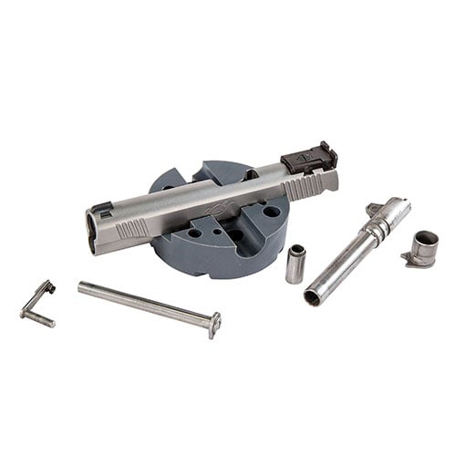 El Wheeler Universal Bench Block, hecho de urethane que no daña, es ideal para trabajar en pistolas M1911 y otras armas como las 10/22. ¡Perfecto para tus proyectos!