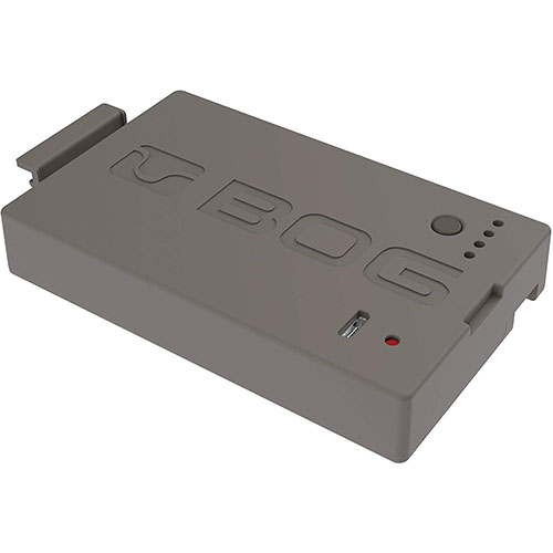 La nueva batería recargable BOG Omnipotence Li-Ion reemplaza el compartimento de 6AA y extiende la vida de tus cámaras BOG por más de un año.