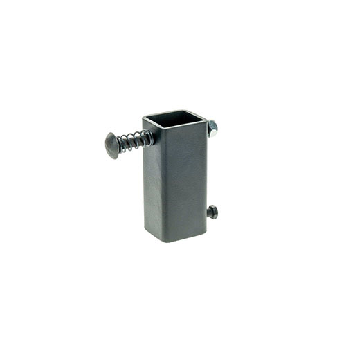 El Caldwell T-Post Plate Hanger es un accesorio de acero que te permite colgar tus dianas de acero AR500 fácilmente en cualquier T-post del campo de tiro.