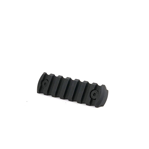 Descubre el Tactical M-LOK Picatinny Rail de GERMAN TACTICAL SYSTEMS, fabricado en aluminio 6061-T6, con acabado anodizado y montaje fácil en sistemas M-LOK.