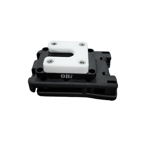El OBI Clamp Lock con TEK-LOK se monta fácilmente en cinturones de hasta 1.5" y permite conectar postes redondos o cuadrados para máxima versatilidad.