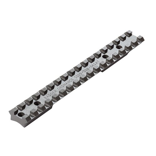 El riel de mira Savage Short Action AccuTrigger de Badger Ordnance ofrece una base de acero resistente con inclinación de 20 MOA, ideal para disparos a larga distancia.