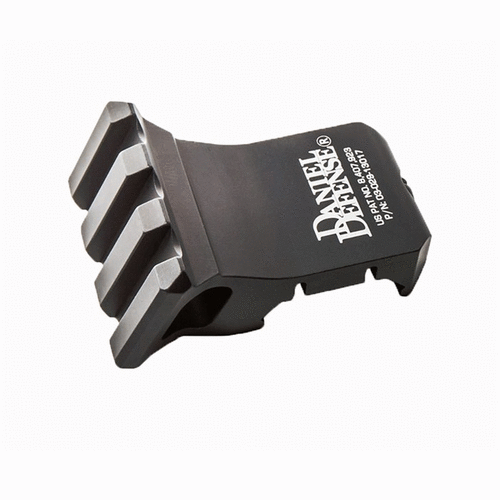 El rail offset 1 O'Clock de Daniel Defense permite montar ópticas y luces de forma rápida y segura, mejorando la versatilidad y el control en el tiro.
