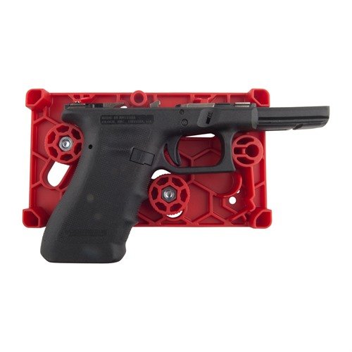 El bloque de armero APEX ofrece soporte seguro para pistolas de polímero, facilitando el desmontaje y evitando daños en piezas críticas.