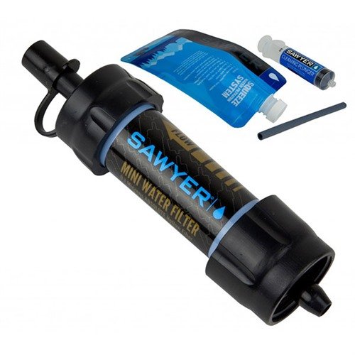 El sistema de filtración de agua MINI de Sawyer es ligero, filtra hasta 100,000 galones y es versátil: puedes beber directamente o usarlo con botellas.