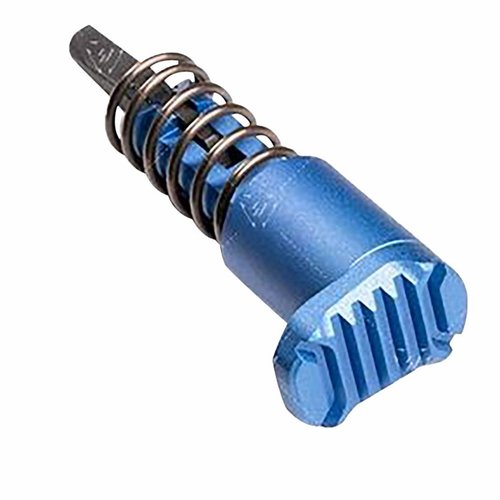 El AR-15 Extended Forward Assist de Strike Industries ofrece un diseño L ergonómico, fabricado en aluminio ligero 6061-T6, ideal para mejorar el control y estilo.