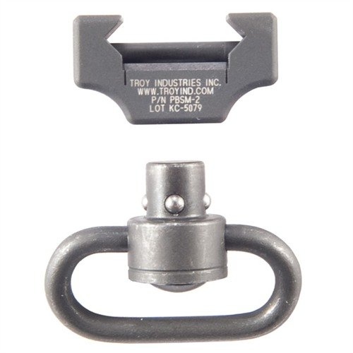 El montura de aluminio AR-15/M16 se fija a cualquier riel Picatinny, tiene un swivel rápido y liberación por botón para situaciones de emergencia.