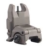 El MBUS GEN 2 de MAGPUL es un visor de polímero desplegable, bajo perfil, que se activa con un toque y se pliega sin engancharse, ideal como respaldo.