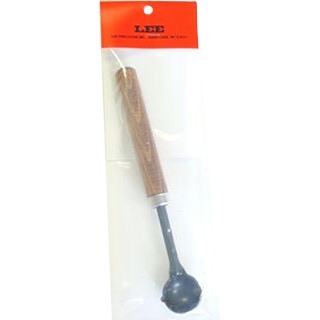 La Lee Lead Ladle es perfecta para fundir balas, con un mango de madera y un cucharón de hierro que facilita la mezcla y el desnatado del metal.