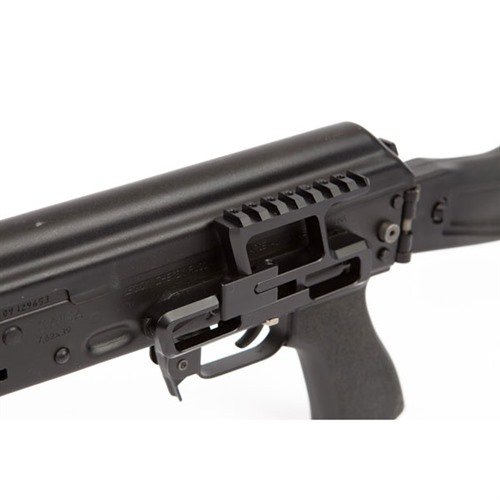 El AK47/AKM OPTIC MOUNT SYSTEM de RS REGULATE permite personalizar la posición de tus ópticas, manteniendo el cero y facilitando el desarme del rifle.