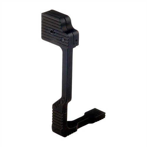 El AR-15/M16 Ambidextrous Bolt Release permite liberar el cerrojo con el dedo índice, optimizando el tiempo y manteniendo la mano lista en la empuñadura.