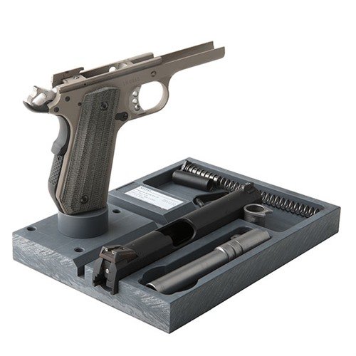 La 1911 Armorer Plate con MP-1A y Swivel es esencial para desensamblar, limpiar y reparar tu 1911, manteniéndolo siempre listo y seguro.