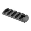 El riel M-LOK de MAGPUL es ligero y duradero, ideal para añadir accesorios Picatinny a tu AR-15, ¡incluye todo el hardware necesario!