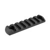 La sección de riel M-LOK de 7 ranuras de MAGPUL es ligera, duradera y permite acoplar accesorios Picatinny fácilmente en cualquier guardamanos M-LOK.