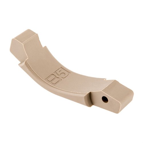 Mejora tu AR-15 con el Trigger Guard de B5 SYSTEMS, ideal para usar con guantes en clima frío y conserva la función de abatimiento original.