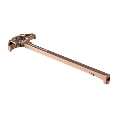 El Super Charging Handle 7.62 de Geissele ofrece un diseño ambidiestro, superficie texturizada para un mejor agarre y reduce el retroceso de gases, ideal para armas cortas.