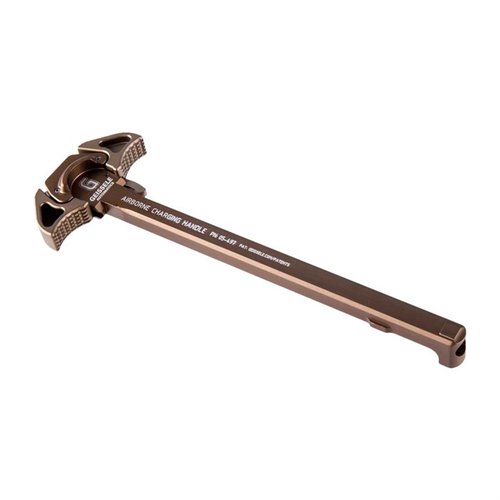 El Geissele Airborne Charging Handle ofrece un diseño de bajo perfil, operación ambidiestra y superficies antideslizantes, ideal para no interferir con ópticas.