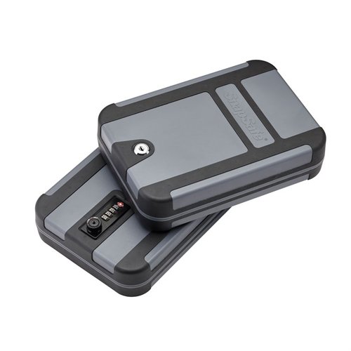 La caja de seguridad TrekLite es ligera, resistente y segura, con cerradura TSA de 4 dígitos, ideal para transportar armas y objetos de valor con facilidad.