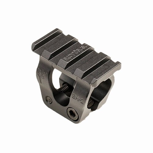 Con el BM-2 de RS Regulate, monta fácilmente tu luz táctica en el AK-47 sin desordenar el guardamanos; ligero, ajustable y compatible con cañones de .66".