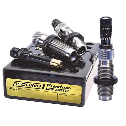 El set de 3 dies Redding Premium ofrece un die de sizing de Titanium Carbide, un expander con recubrimiento TiN y un die de seating con micrómetro para precisión.