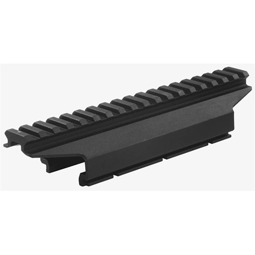 El Magpul Pro 700 NVM es un montaje robusto y versátil que se integra fácilmente, permitiendo el uso de dispositivos de visión nocturna en diversas configuraciones.