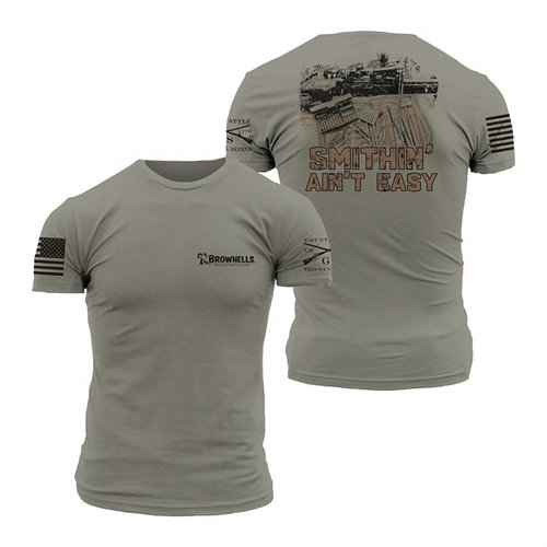 La camiseta 'Smithin’ Ain’t Easy' de Grunt Style es suave, cómoda y duradera, perfecta para los amantes de los rifles de cerrojo en cualquier tamaño.
