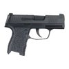 Mejora tu agarre con el grip TALON para Sig Sauer P365, que ofrece cobertura total en los paneles laterales, debajo del guardamonte y en la parte trasera.