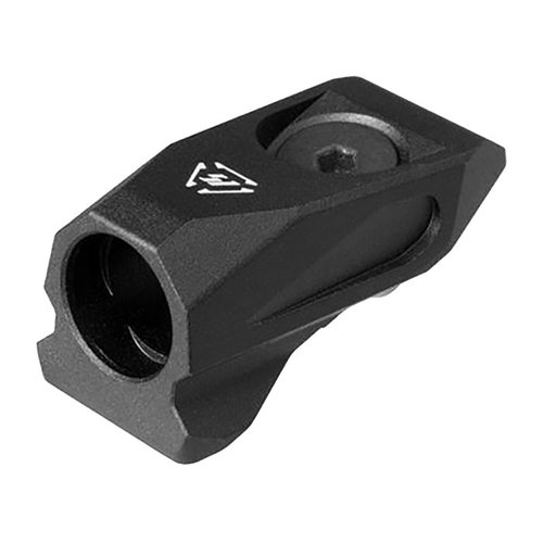 El Link Angled QD Mount de STRIKE INDUSTRIES es compatible con KeyMod y MLOK, facilitando una instalación a 30 grados que evita enredos con otros accesorios.