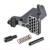 El AR-15 ABC/R V3 ofrece un diseño mejorado con palas anguladas y más grandes, facilitando el acceso al bolt catch en rifles con liberación ambidiestra.