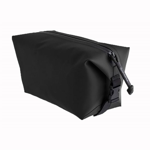 El DAKA Takeout es una bolsa resistente al agua de 3.5 litros, ideal para actividades al aire libre, con cremalleras YKK, y apertura expandible para fácil acceso.
