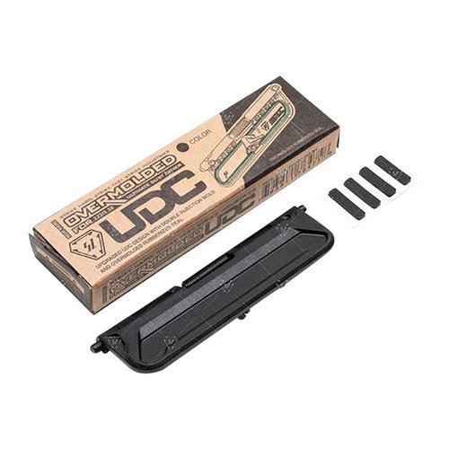 El AR-15 Overmolded Ultimate Dust Cover de Strike Industries ofrece un sellado superior, instalación rápida sin herramientas y es resistente al óxido.