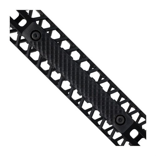 Mejora tu agarre con los paneles M-LOK de VZ GRIPS, con textura cruzada y diseño para 3 M-LOK slots, ideales para un uso táctico y cómodo.