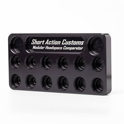 Con el HEADSPACE COMPARATOR STAND de SHORT ACTION CUSTOMS, puedes mantener tu "Master Headspace Brass" para verificar fácilmente la precisión de tu munición.