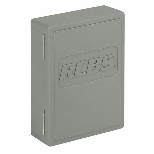 La caja de almacenamiento de dies RCBS tiene un diseño único que sostiene hasta tres dies, incluye etiqueta de carga, disco preventivo de óxido y etiqueta de identificación.