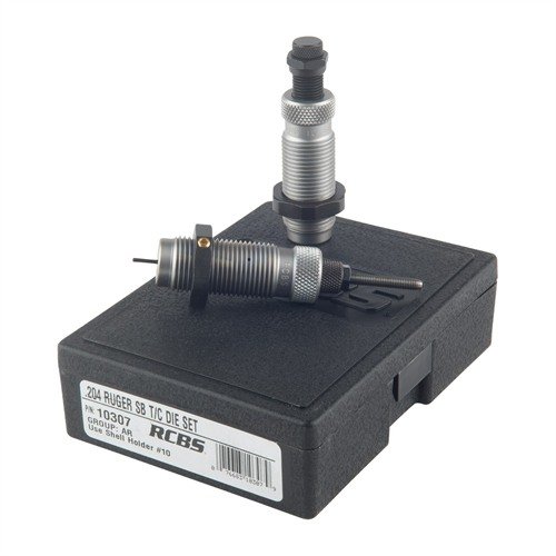 El set de dies RCBS AR Series incluye un Small Base sizing die y un Taper Crimp seating die, facilitando la recarga para tiradores de AR y semi-automáticos.