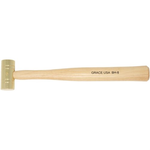 El martillo de latón Grace USA es duradero, ergonómico y no dañará tus armas, perfecto para trabajos de precisión en la armería.