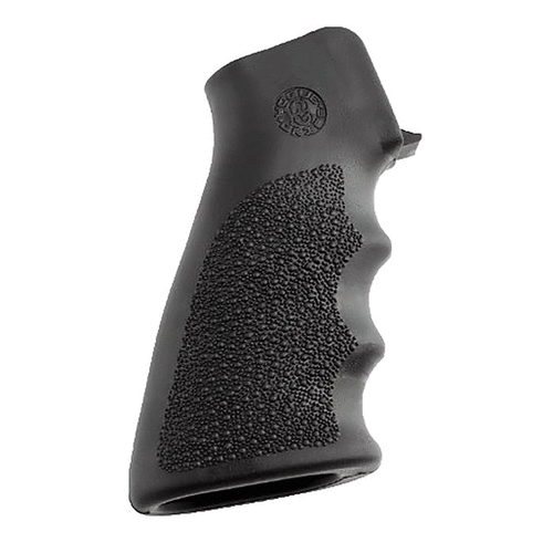 El grip HOGUE AR-15 ofrece una superficie antideslizante y un diseño ortopédico que aumenta la comodidad al disparar, manteniendo una apariencia de stock.