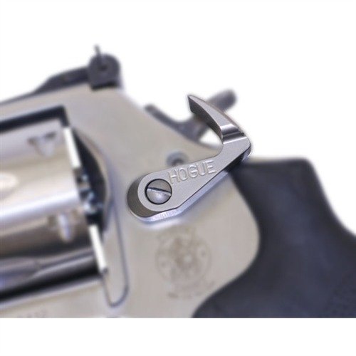 El latch de liberación de cilindro extendido HOGUE te permite desbloquear el cilindro sin reposicionar la mano, ideal para recargas rápidas y competencia.