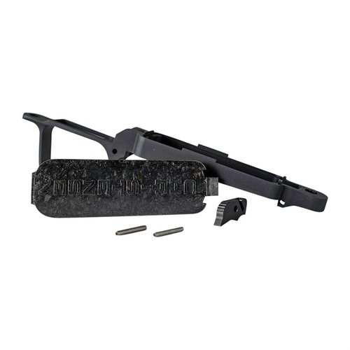 El FFT SHORT ACTION CF BOTTOM METAL FLOOR PLATE ASSEMBLY de Christensen Arms combina aluminio 6061 y fibra de carbono, ofreciendo ligereza y estilo para tu rifle.