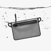 El DAKA Waterproof Window Pouch de Magpul es 100% impermeable, cuenta con un panel translúcido y puntos de sujeción para carabineros, ¡perfecto para proteger tus objetos!