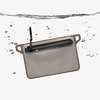El DAKA Waterproof Window Pouch de Magpul es 100% impermeable, con cremalleras YKK, ventana translúcida y puntos de sujeción para carabinas, ideal para proteger tus objetos.