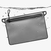 La DAKA Waterproof Window Pouch es 100% impermeable, con cierre YKK, material resistente y ventana translúcida para identificar fácilmente tus objetos.