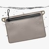 El DAKA Waterproof Window Pouch de Magpul es 100% impermeable, con cremalleras YKK, material resistente y ventana translúcida para identificar su contenido fácilmente.