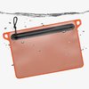 La DAKA Waterproof Window Pouch de Magpul es 100% impermeable, con cremalleras YKK, material resistente y ventana translúcida para identificar su contenido fácilmente.