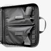 La DAKA Double Pistol Case es resistente, impermeable y perfecta para transportar hasta dos pistolas y sus cargadores, con protección EVA y múltiples bolsillos.