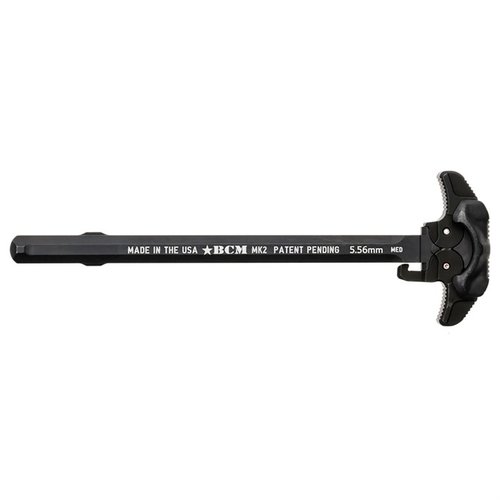 El BCM Mk 2 Charging Handle ofrece un diseño ambidextrous, canales de escape para gases y una superficie de agarre sin puntos de pellizco, mejorando la manipulación.