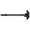 El BCM Mk 2 Charging Handle ofrece un diseño ambidextrous, canales de escape para gases y una superficie de agarre sin puntos de pellizco, mejorando la manipulación.