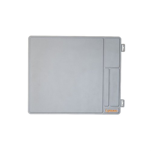 Protege tu arma y tu banco de trabajo con el Lyman Armorer's Mat. Superficie antideslizante, resistente a químicos y compartimentos para mantener todo organizado.